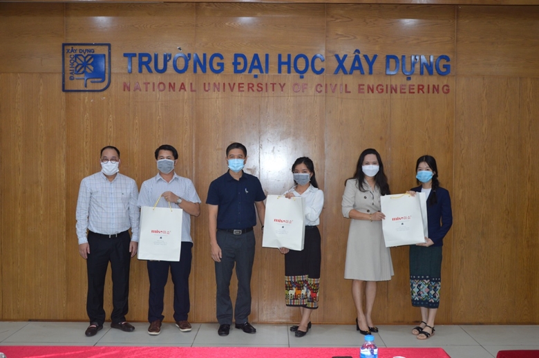 COVID-19-affected international students in Hanoi presented gifts